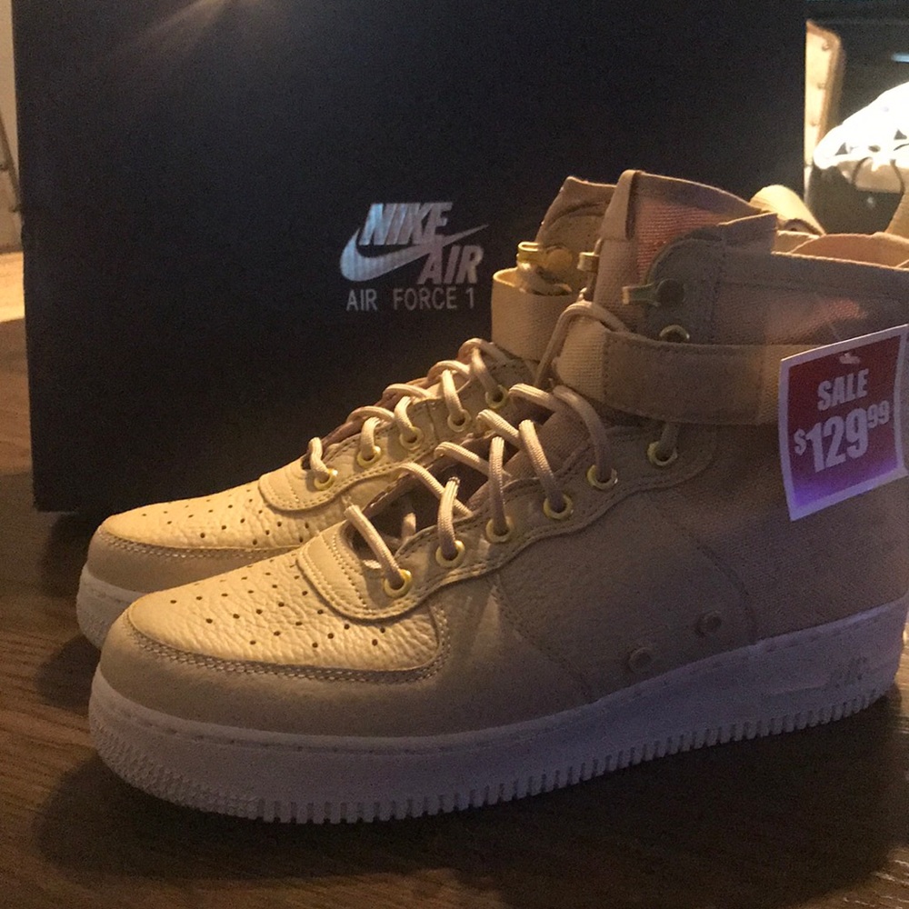Men’s Nike Air Force 1 size 9